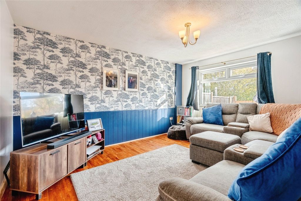 Property photo 2 of 18 Lounge