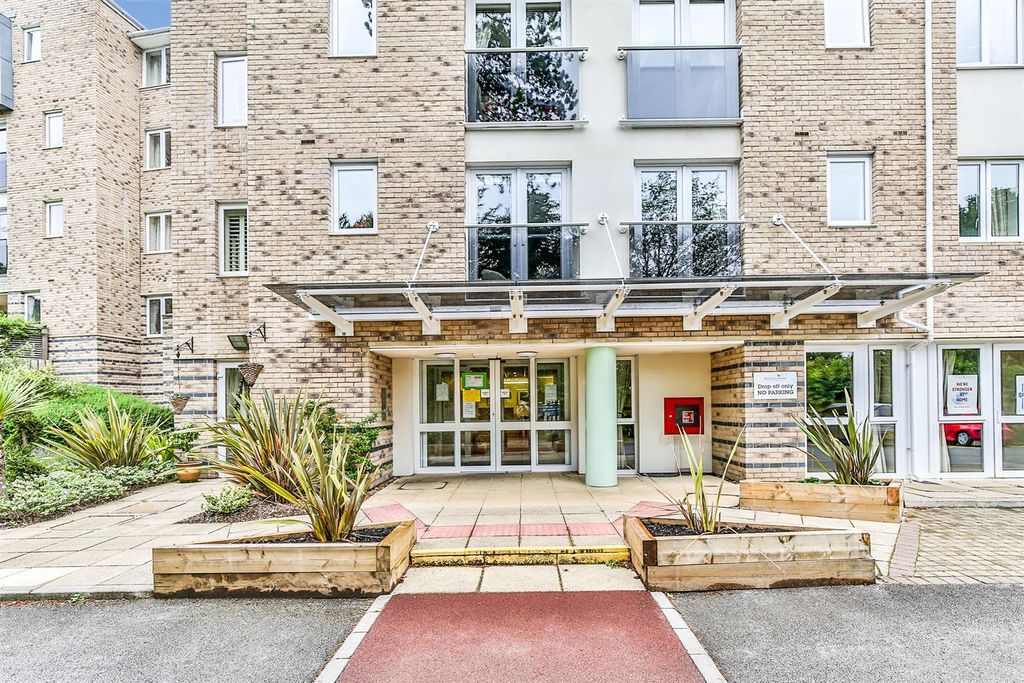 Property photo 1 of 18 Windsor House Entrance.Jpg