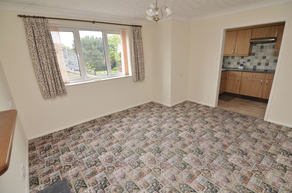 Property photo 3 of 11 Lounge Towards Kitchen