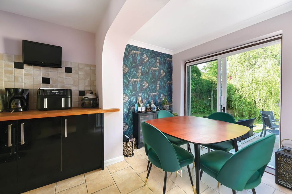 Property photo 3 of 20 21 Ashbury Drive (12)