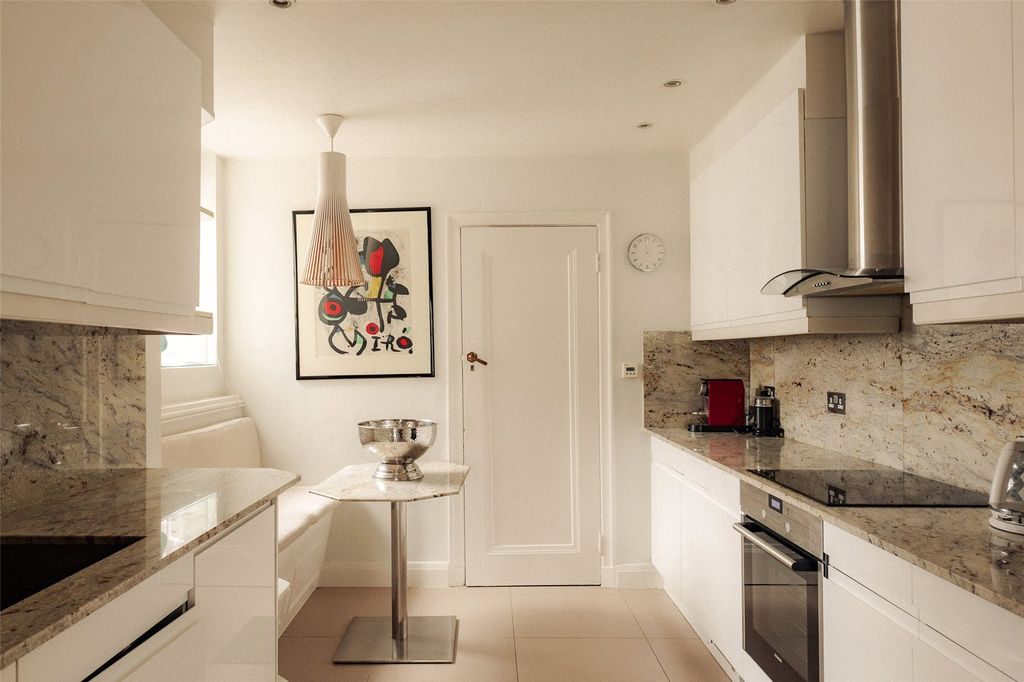 Property photo 3 of 7 Kitchen