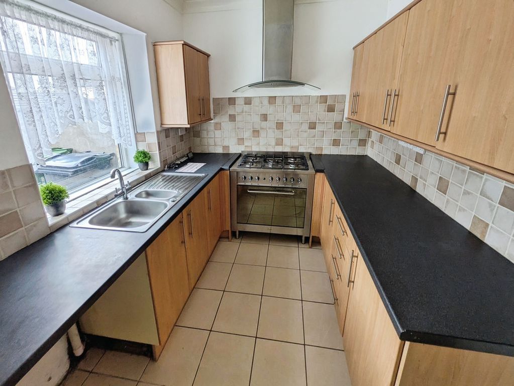 Property photo 3 of 11 Kitchen