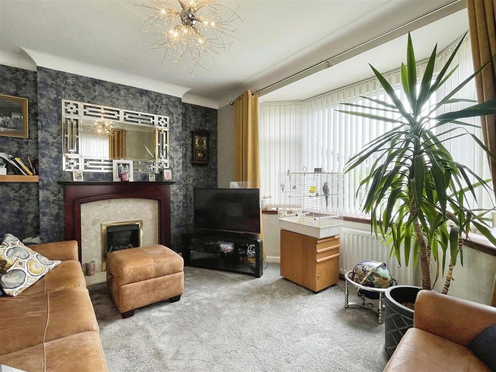 Property photo 3 of 34 Lounge