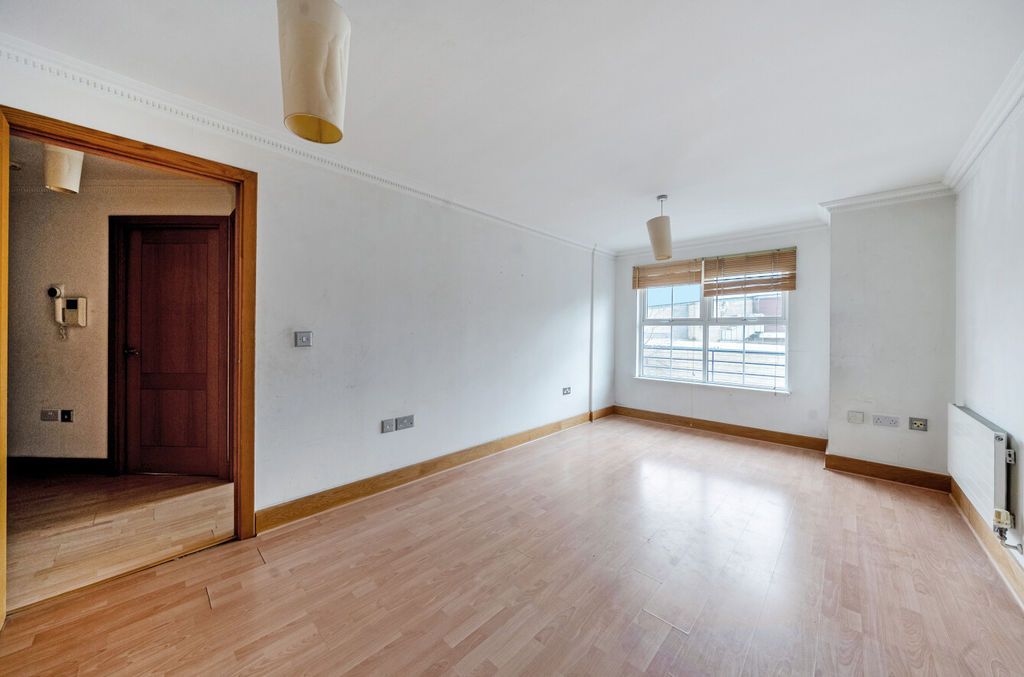 Property photo 3 of 9 Photo 7