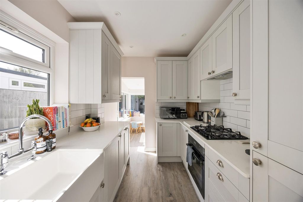 Property photo 3 of 34 Horn Lane, Ig8