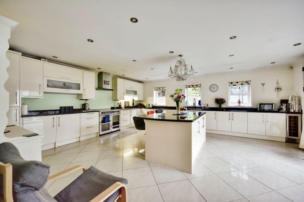 Property photo 3 of 17 Kitchen