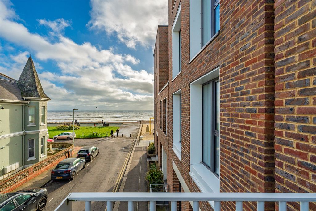 Property photo 2 of 22 Picture No. 17