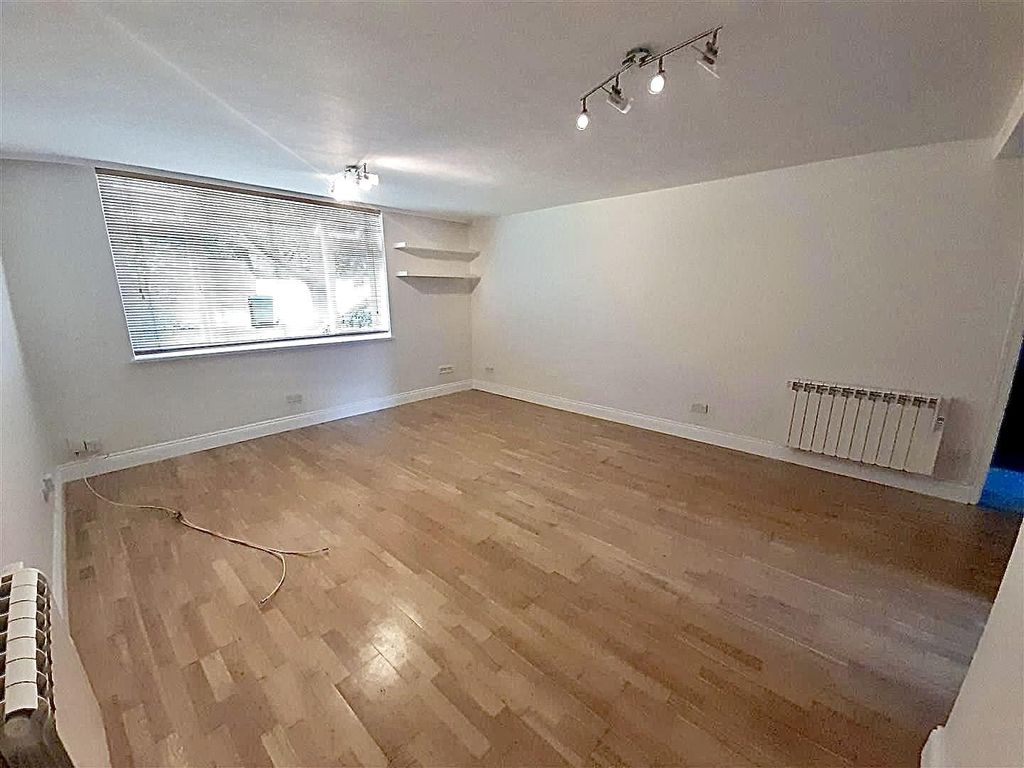 Property photo 2 of 6 Lounge