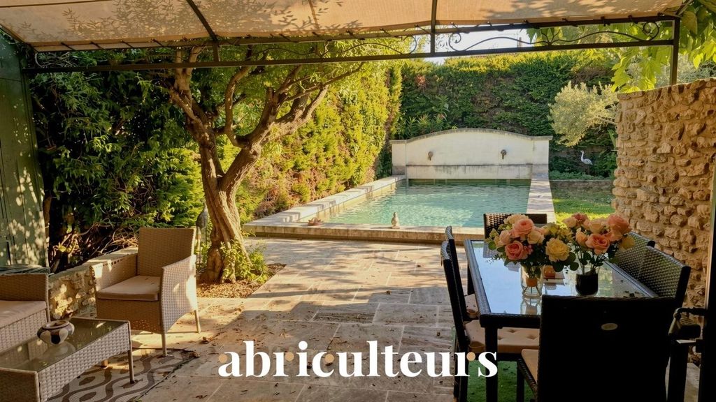 Property photo 1 of 16 Stone Townhouse Of 100 m² With Garden And Pool For Sale In Cavaillon (84300)