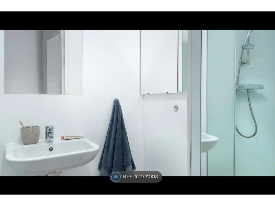 Property photo 3 of 9 Bedroom En-Suite