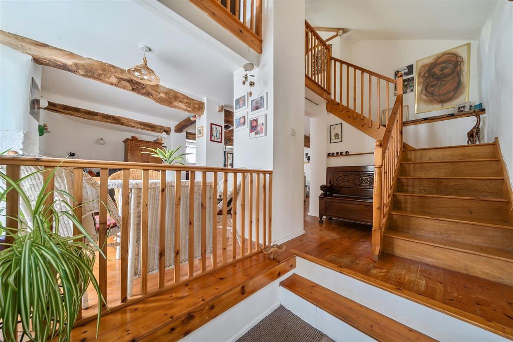 Property photo 3 of 18 1316596-17-6866c3086E2E8-Arw-1.Jpg