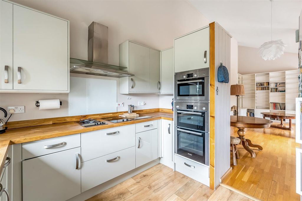 Property photo 3 of 23 14-Walters-Mead-11.Jpg