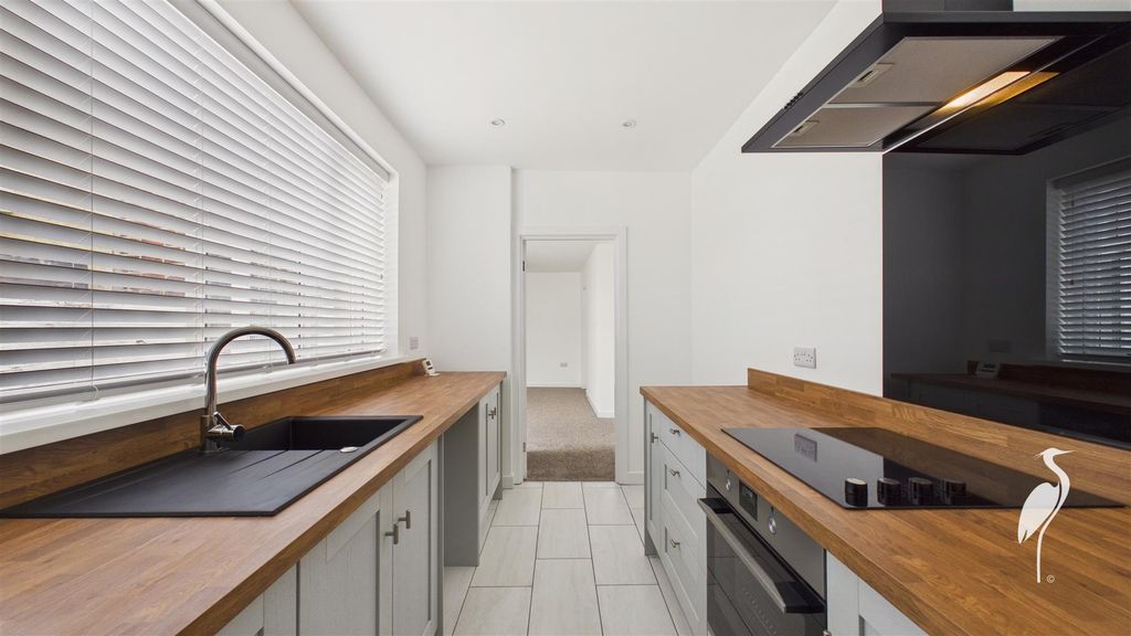 Property photo 3 of 10 Kitchen