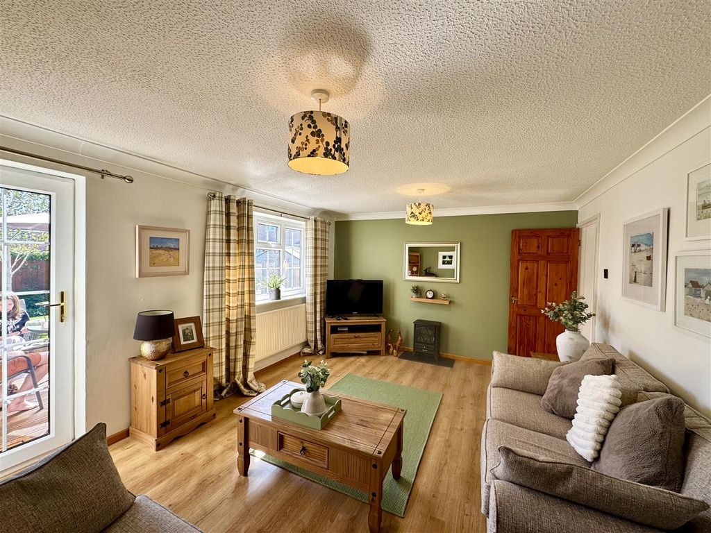 Property photo 3 of 18 Sitting Room