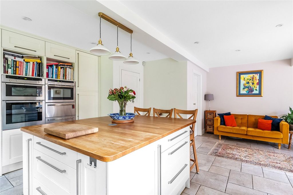 Property photo 2 of 24 Kitchen