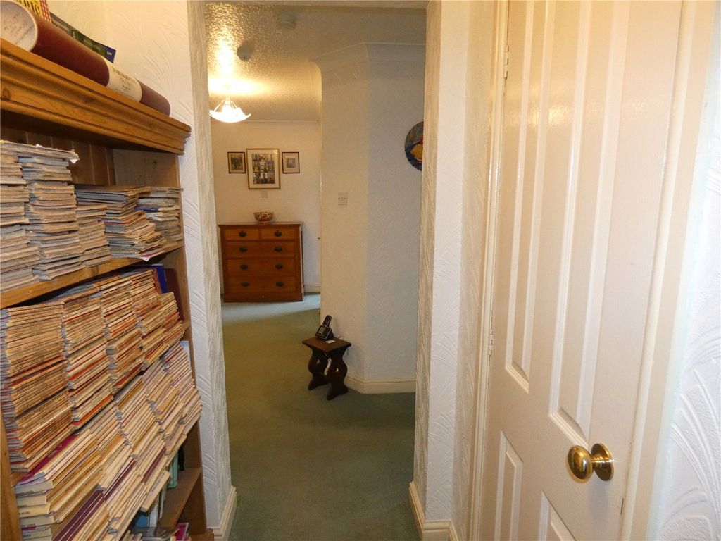 Property photo 2 of 9 Entrance Hall