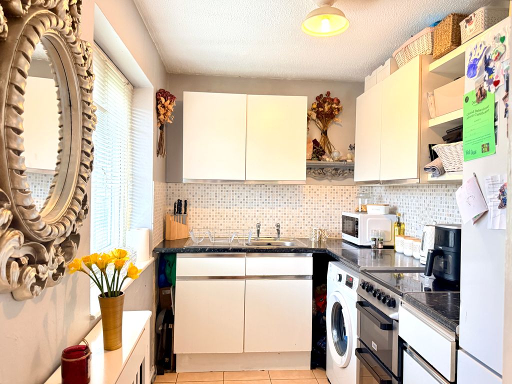 Property photo 3 of 9 Kitchen