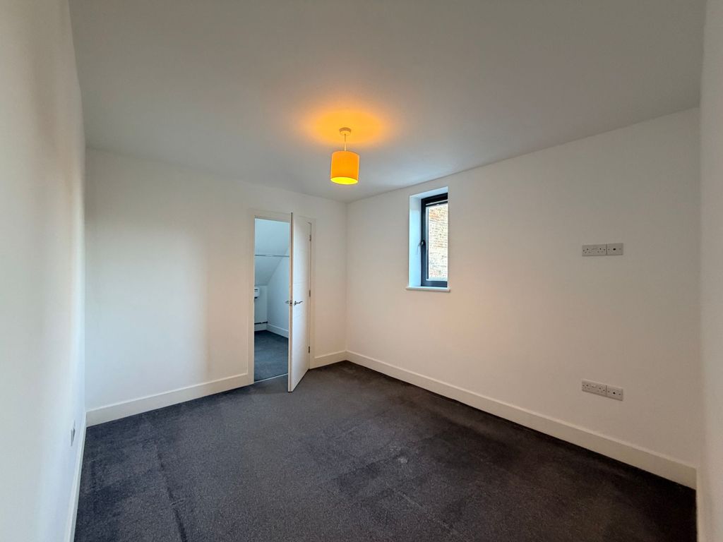 Property photo 3 of 7 Double Bedroom With Walk In Cupboard