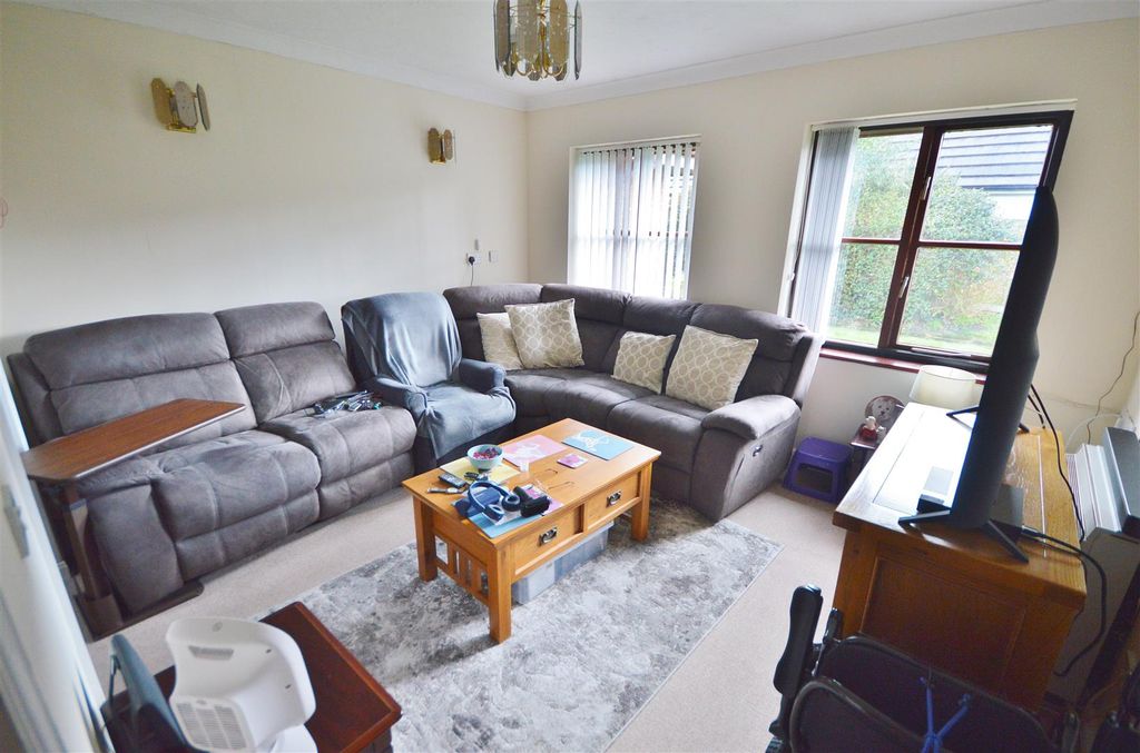 Property photo 2 of 12 Lounge