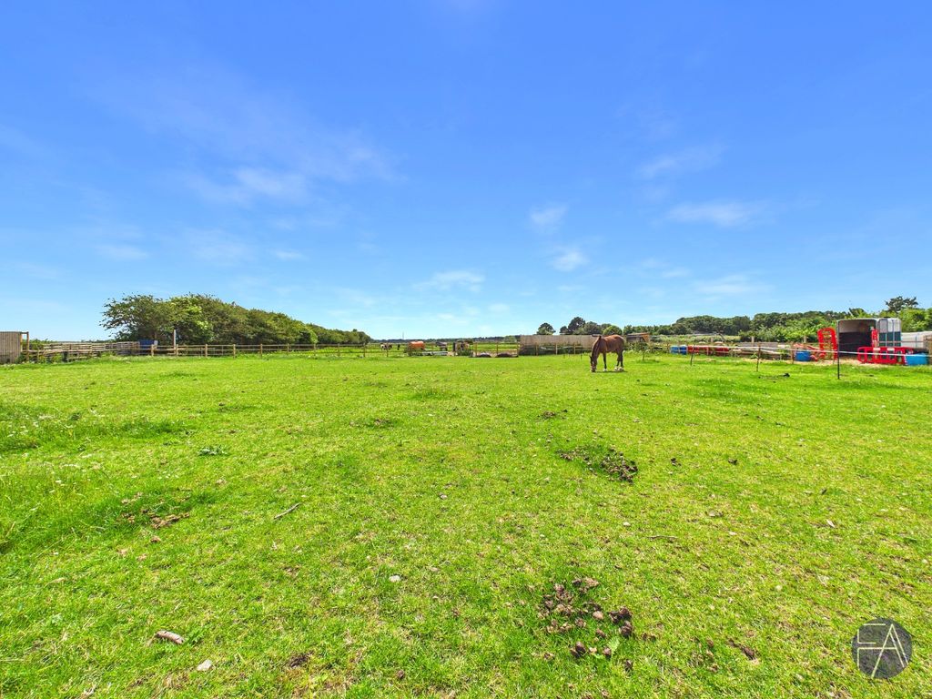 Property photo 2 of 17 4917152