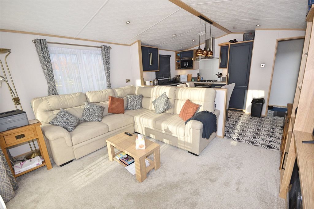 Property photo 3 of 17 Picture No. 02