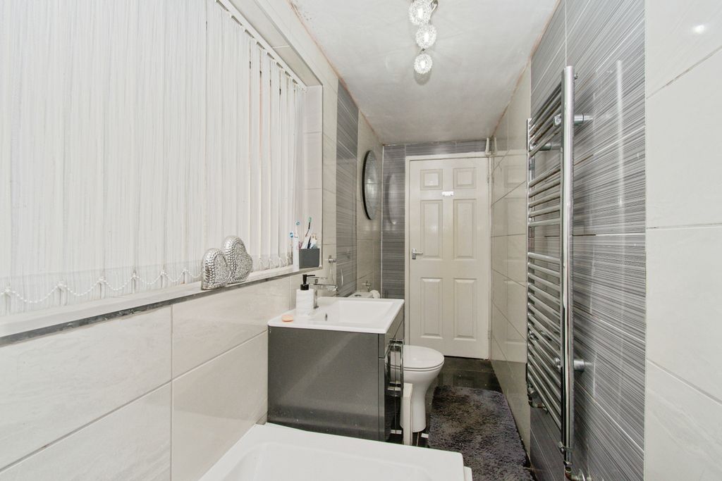 Property photo 3 of 20 Bathroom