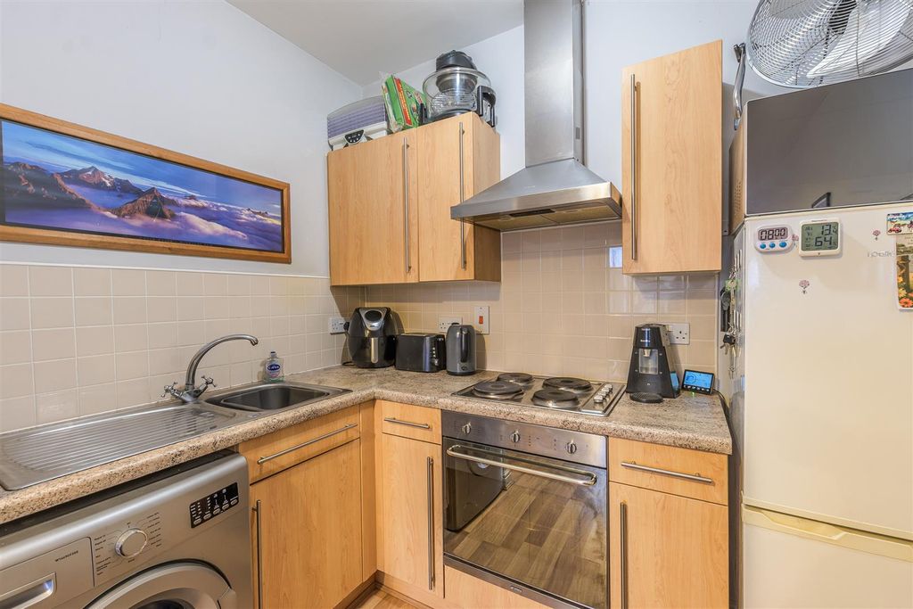 Property photo 3 of 12 Living Room/Kitchen