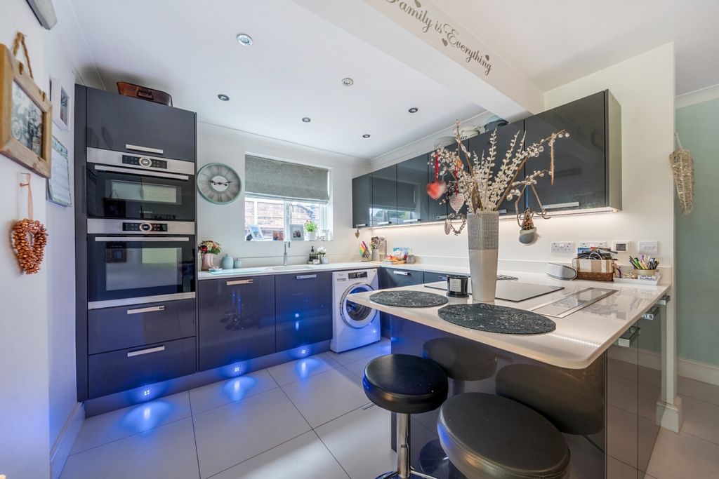 Property photo 3 of 16 Victoria Road