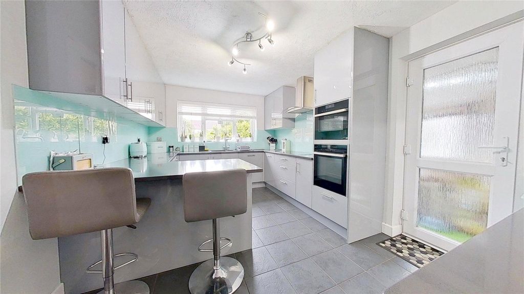 Property photo 2 of 17 Picture No. 11
