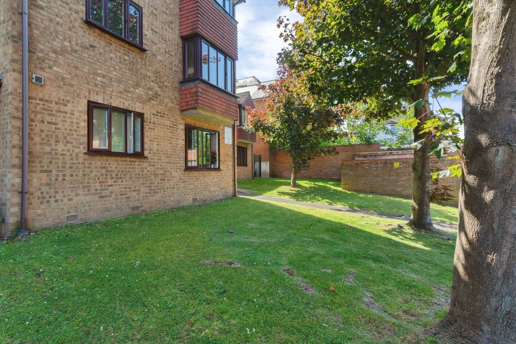 Property photo 2 of 10 Communal Gardens