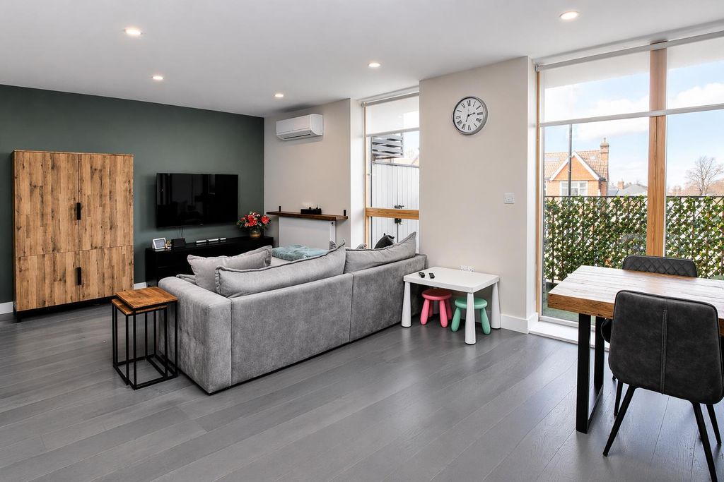 Property photo 3 of 20 Lounge1