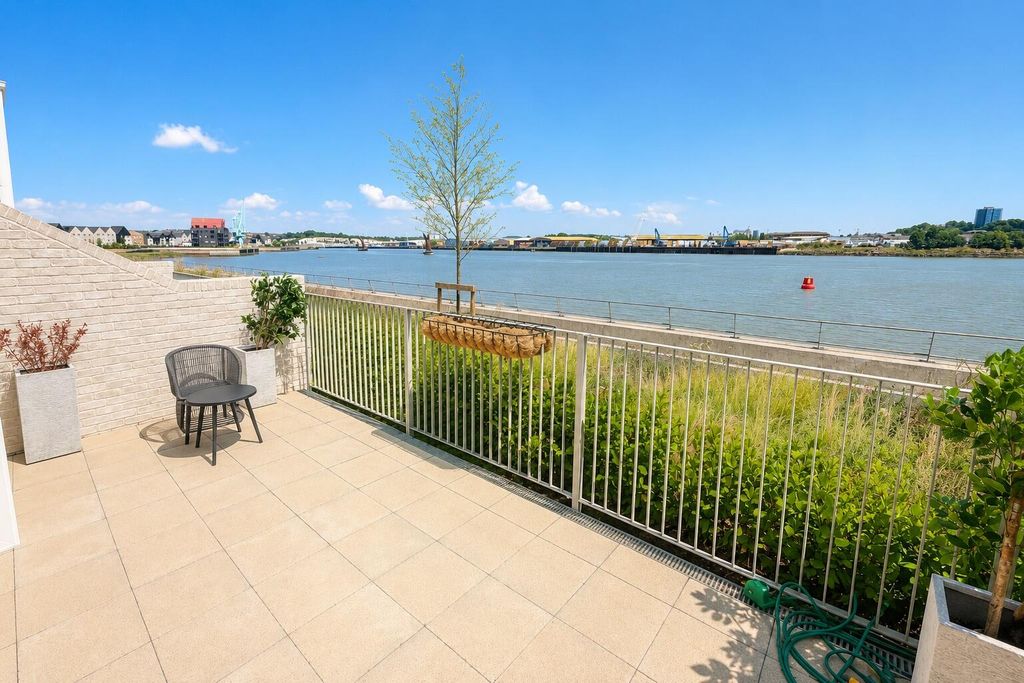 Property photo 1 of 35 Terrace / Patio