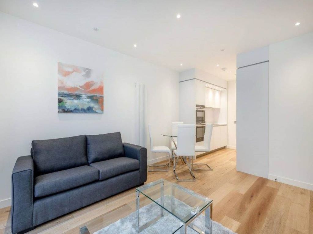 Property photo 3 of 9 Living 2