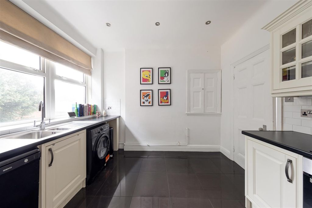 Property photo 3 of 19 Station Road, E4