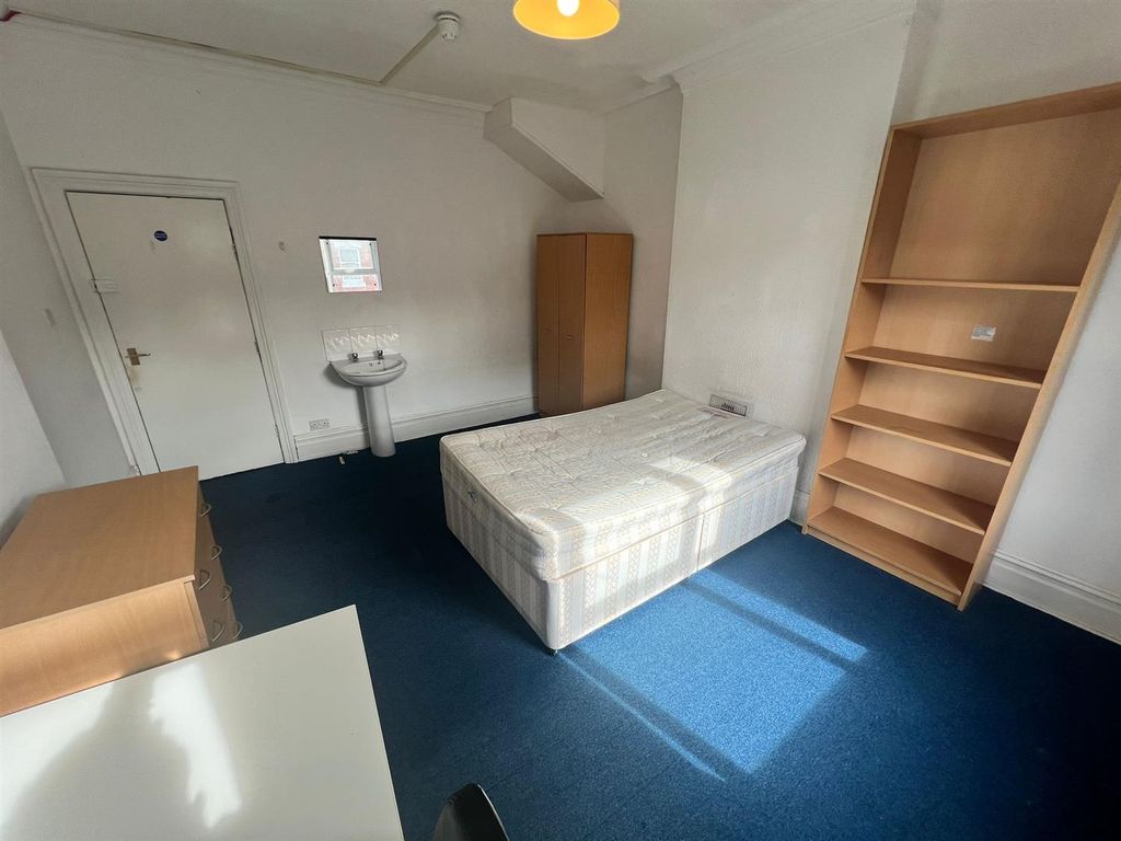 Property photo 3 of 16 Room 4