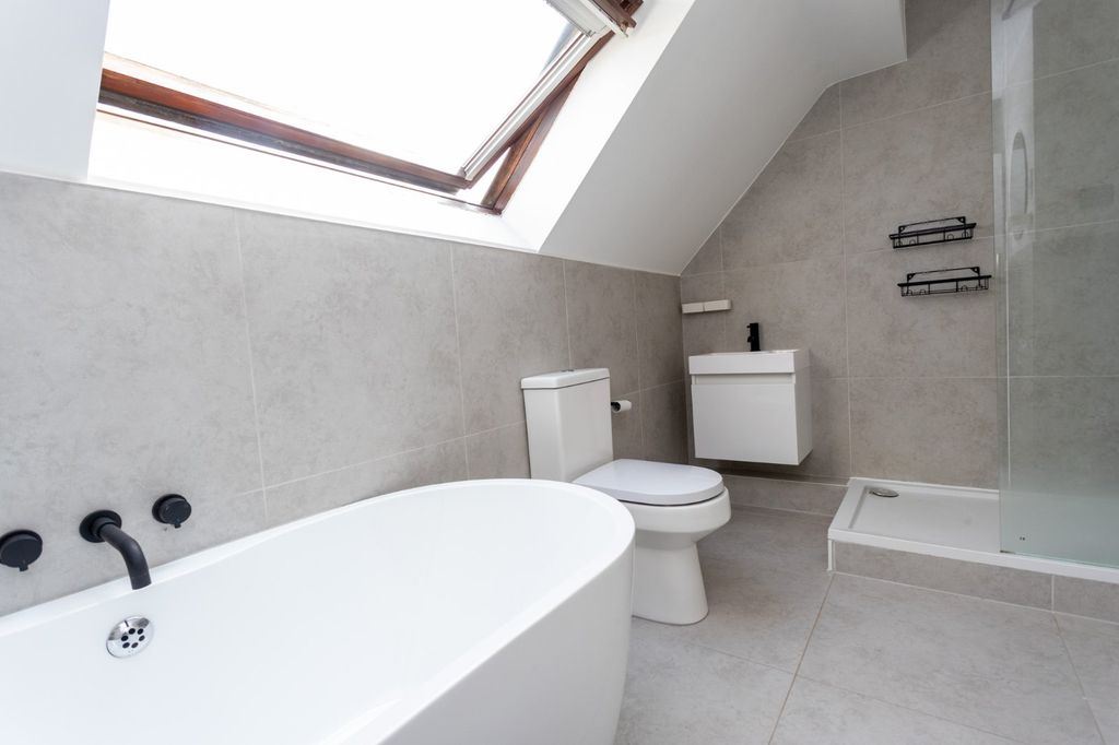 Property photo 1 of 9 Picture No. 16