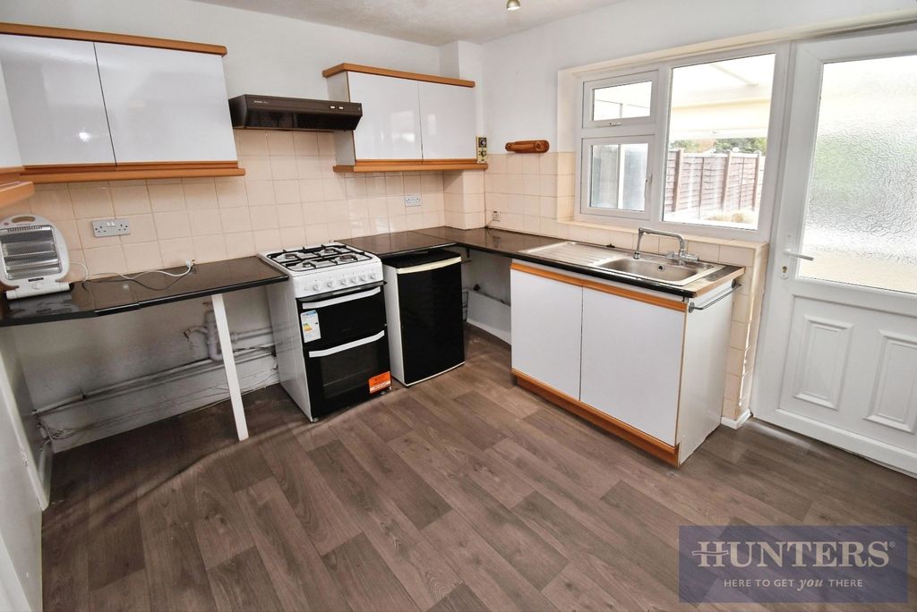 Property photo 3 of 11 Kitchen