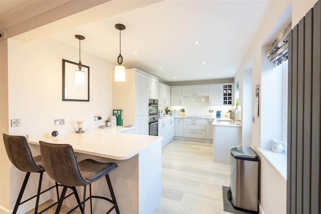 Property photo 3 of 10 Kitchen