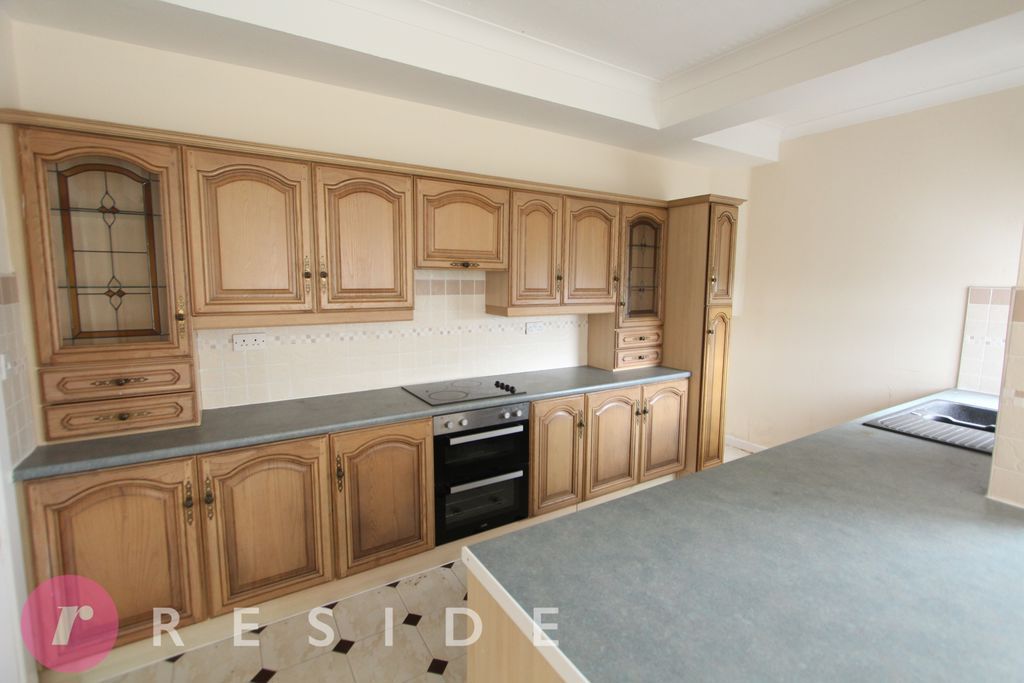 Property photo 3 of 19 Kitchen