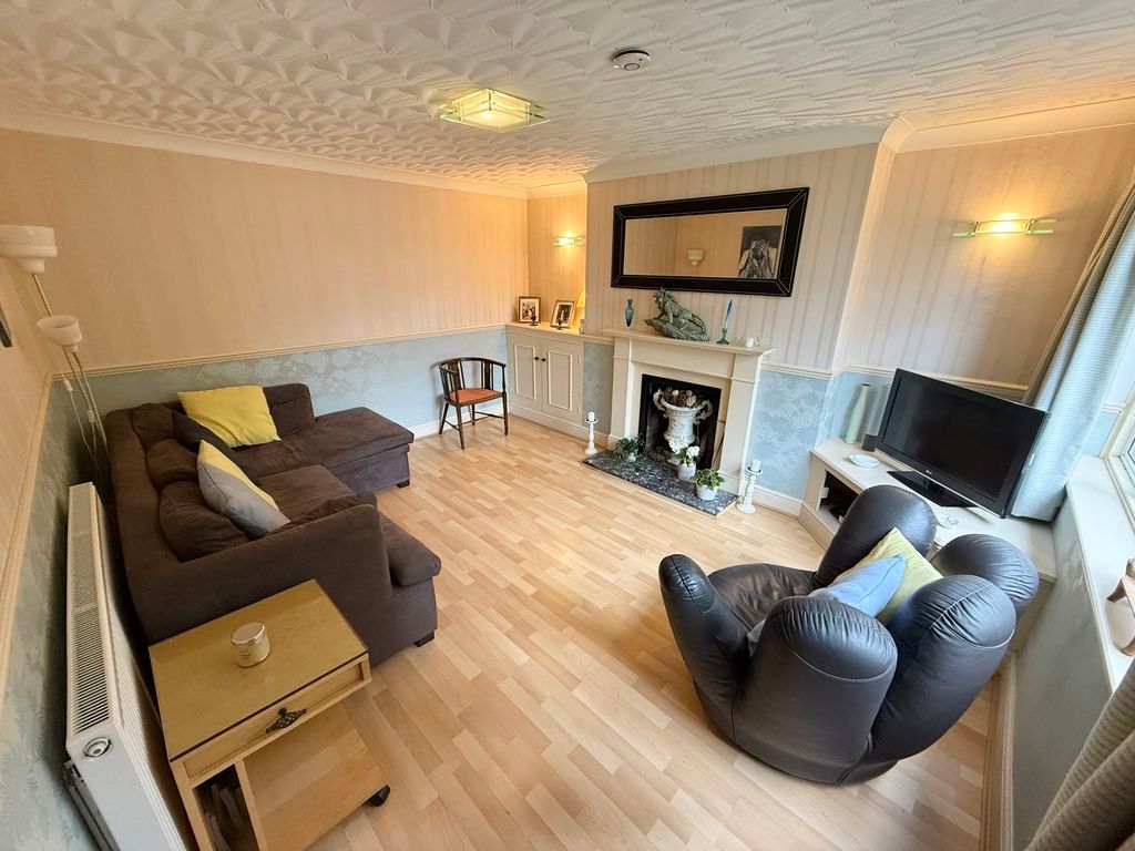 Property photo 3 of 17 Lounge