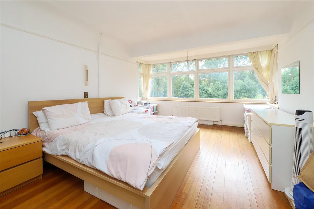 Property photo 3 of 16 Bedroom