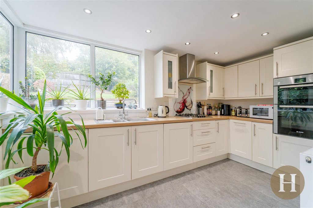 Property photo 3 of 30 Hadleigh Estate Agents-3.Jpg