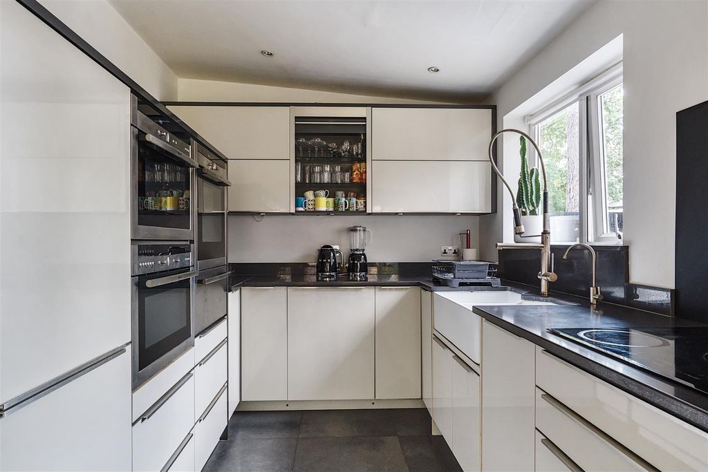 Property photo 3 of 30 1320100-16-686Bcef49E831.Jpg