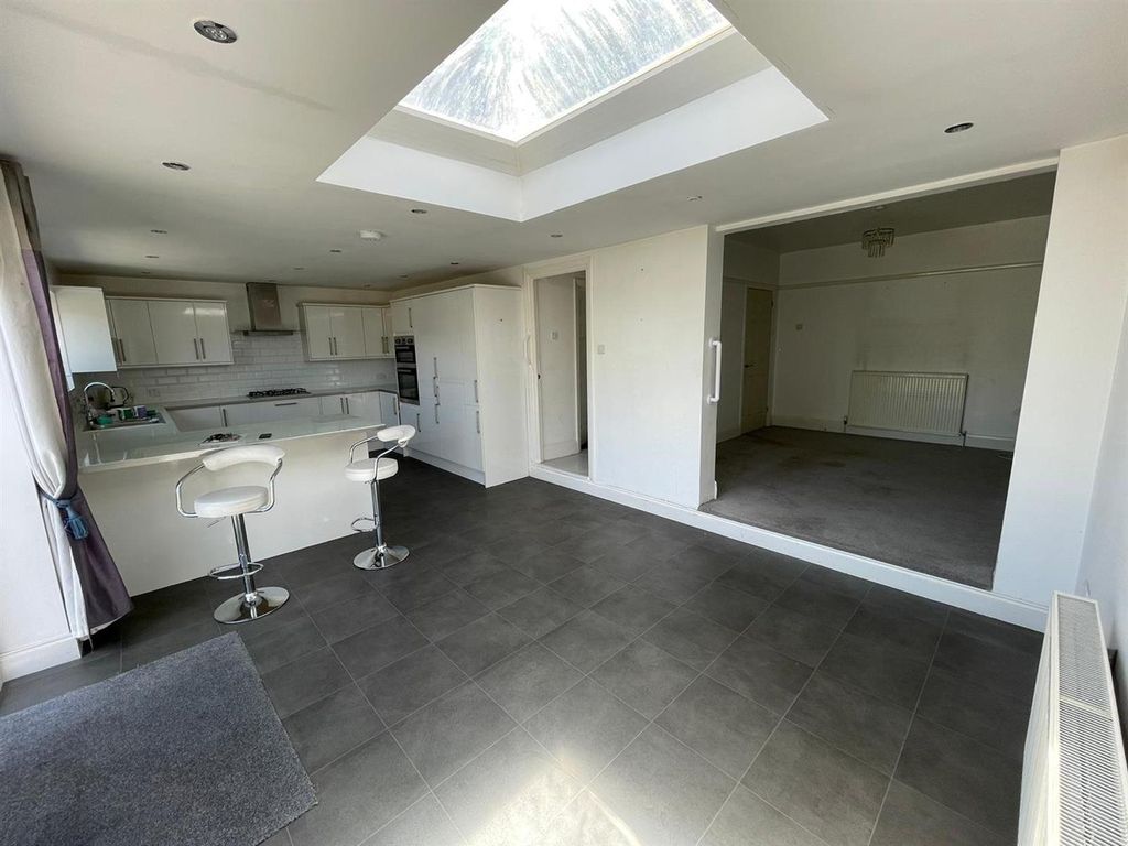 Property photo 2 of 12 Kitchen (1).Jpg