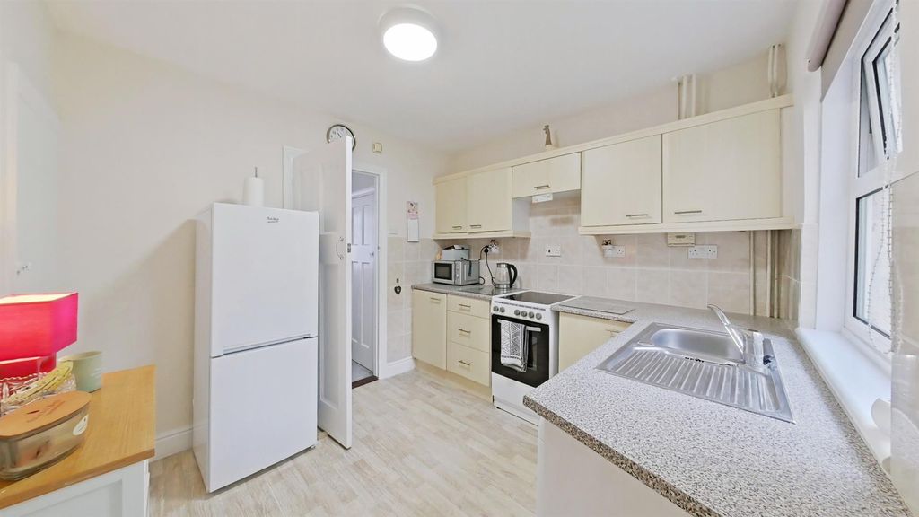 Property photo 3 of 17 Kitchen