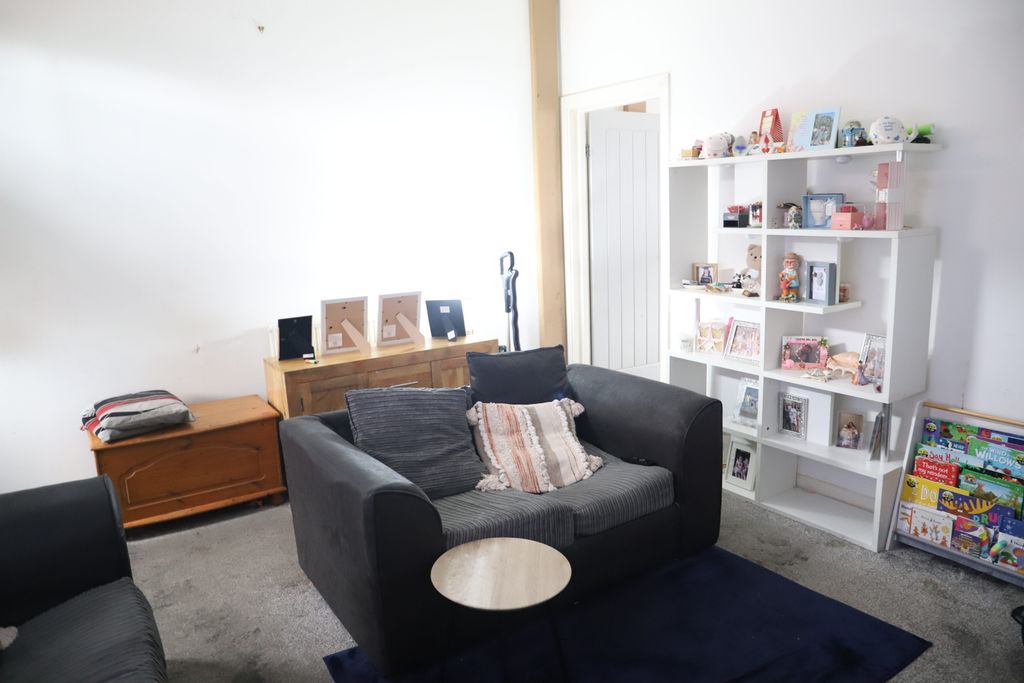 Property photo 3 of 11 Lounge