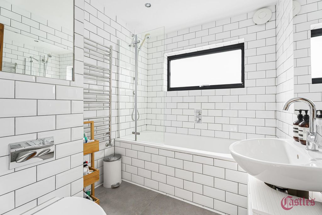 Property photo 2 of 20 Bathroom