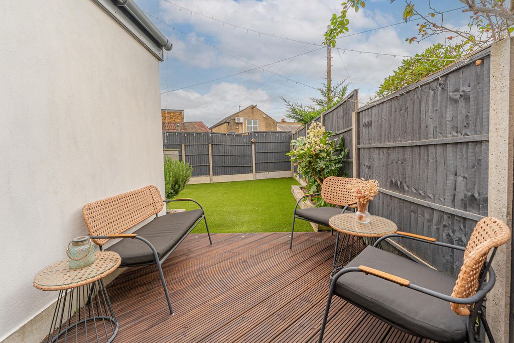 Property photo 3 of 28 Terrace / Patio