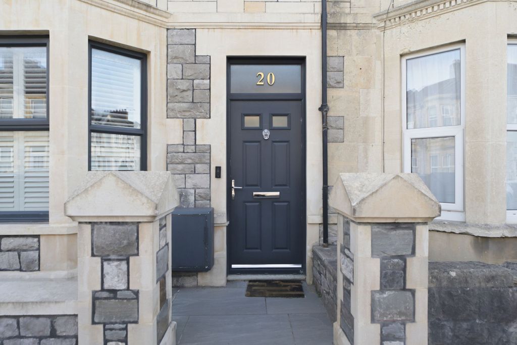 Property photo 2 of 33