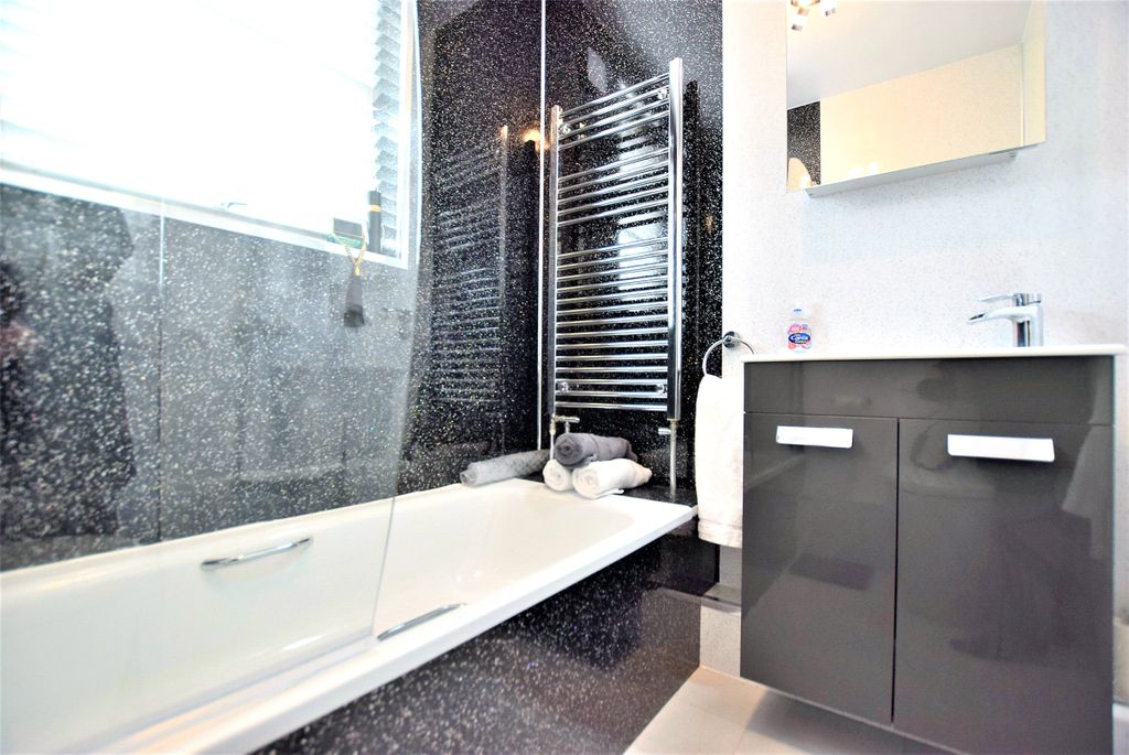 Property photo 3 of 10 Bathroom